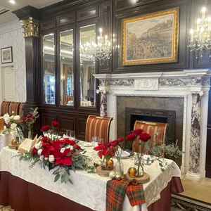 高砂席。クラシカルな雰囲気の会場と装花が合っていました。