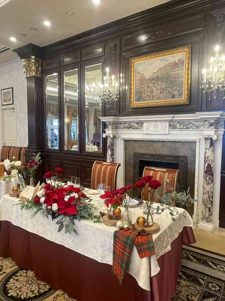 高砂席。クラシカルな雰囲気の会場と装花が合っていました。