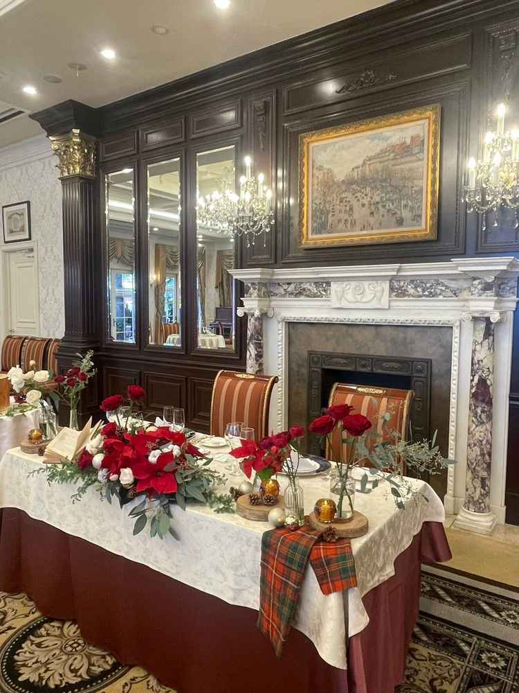 高砂席。クラシカルな雰囲気の会場と装花が合っていました。