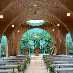 チャペル内部、アースカラーで洗練された雰囲気だった