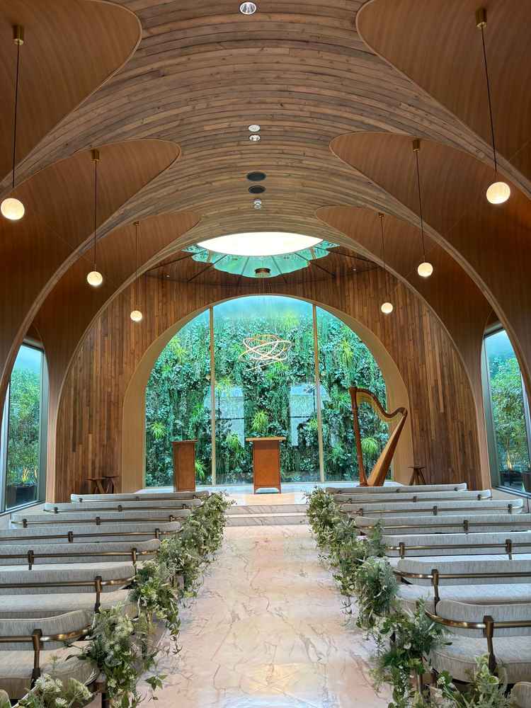 チャペル内部、アースカラーで洗練された雰囲気だった