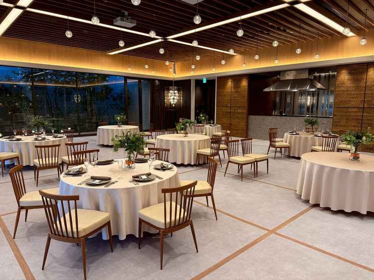 披露宴会場（モルディブ）です。シックで落ち着いた空間です。右奥にライブキッチンがあります。