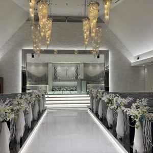 白を基調としたチャペルでとても明るく清潔感があります