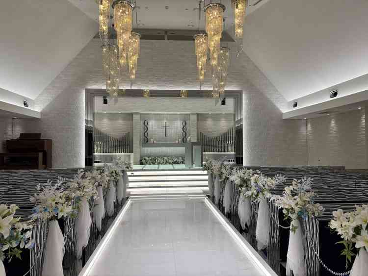 白を基調としたチャペルでとても明るく清潔感があります