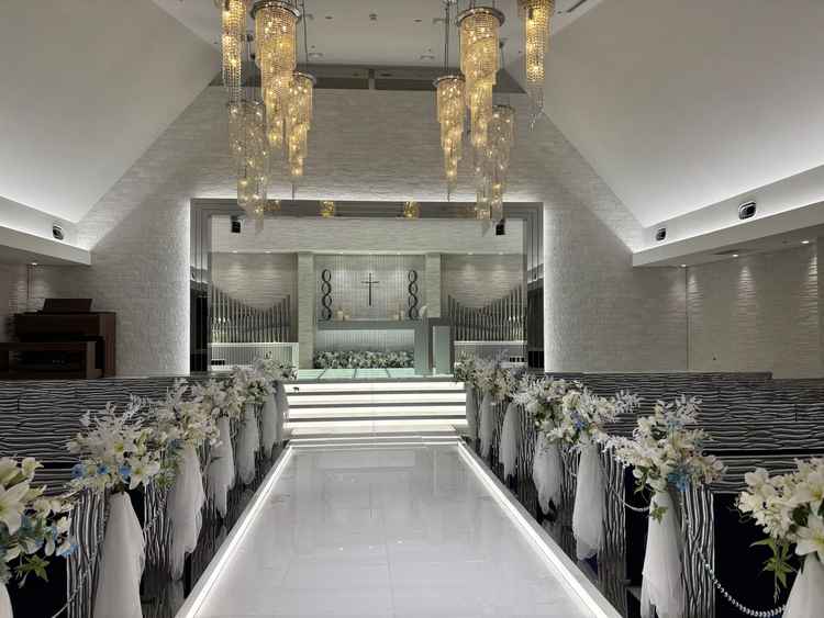 白を基調としたチャペルでとても明るく清潔感があります