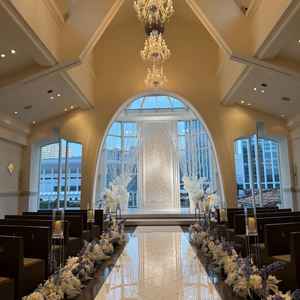 チャペル。好みに合うようライティングなども変えていただきました。