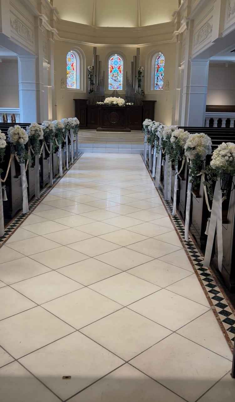 オフホワイトのチャペル。厳か過ぎず、けど結婚式らしい会場。