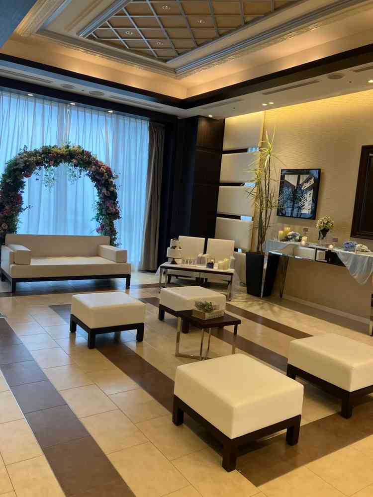 ニューヨークスイートの披露宴会場のロビーの写真。お花のアーチや小物が可愛い。