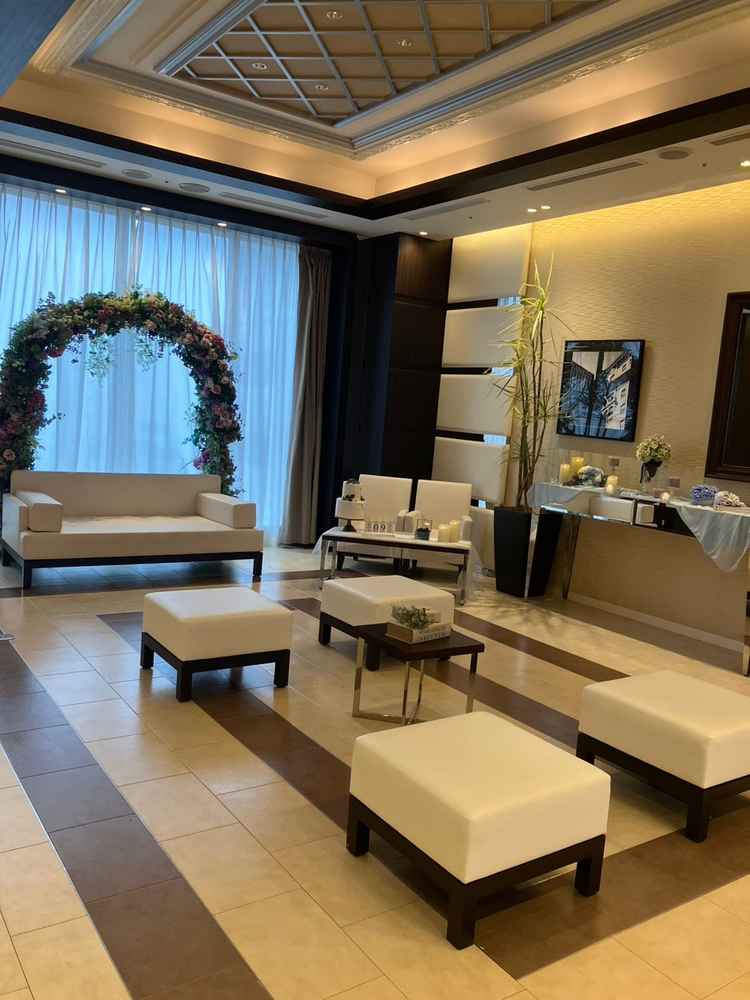 ニューヨークスイートの披露宴会場のロビーの写真。お花のアーチや小物が可愛い。