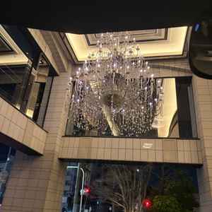 入り口のシャンデリア。