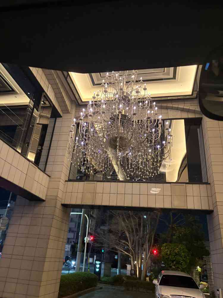 入り口のシャンデリア。