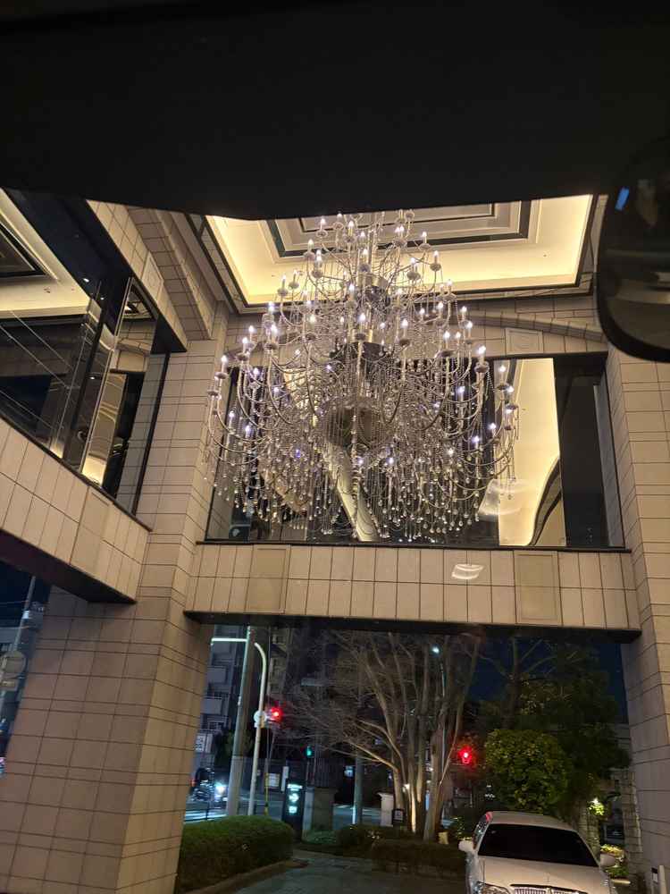 入り口のシャンデリア。
