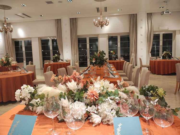 披露宴会場です。シャンデリアが印象的でした。