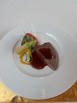 お肉が柔らかく、ソースとも相まってとても美味しかったです。