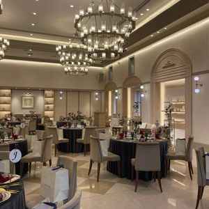 可愛らしい雰囲気で、自分好みにアレンジもできそう。90人規模にぴったりの印象。