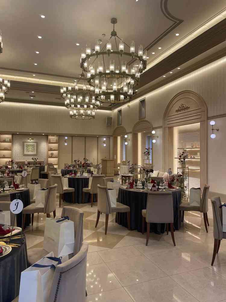 可愛らしい雰囲気で、自分好みにアレンジもできそう。90人規模にぴったりの印象。