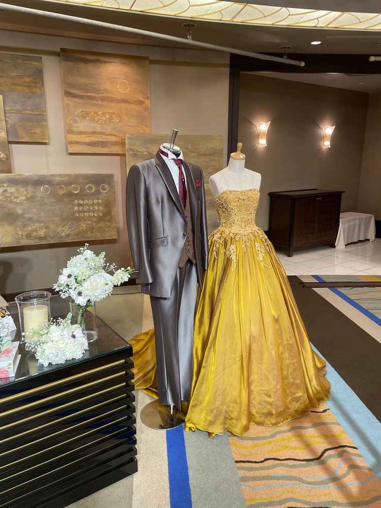 タキシードとドレス　マスタード色だけど部屋の雰囲気とマッチしていてとても良い