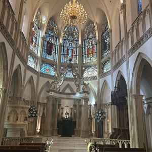 天井が高く、装飾も一つ一つがこだわりがあって、素敵なチャペル。