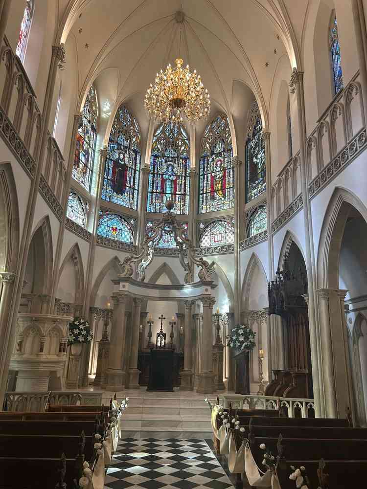 天井が高く、装飾も一つ一つがこだわりがあって、素敵なチャペル。