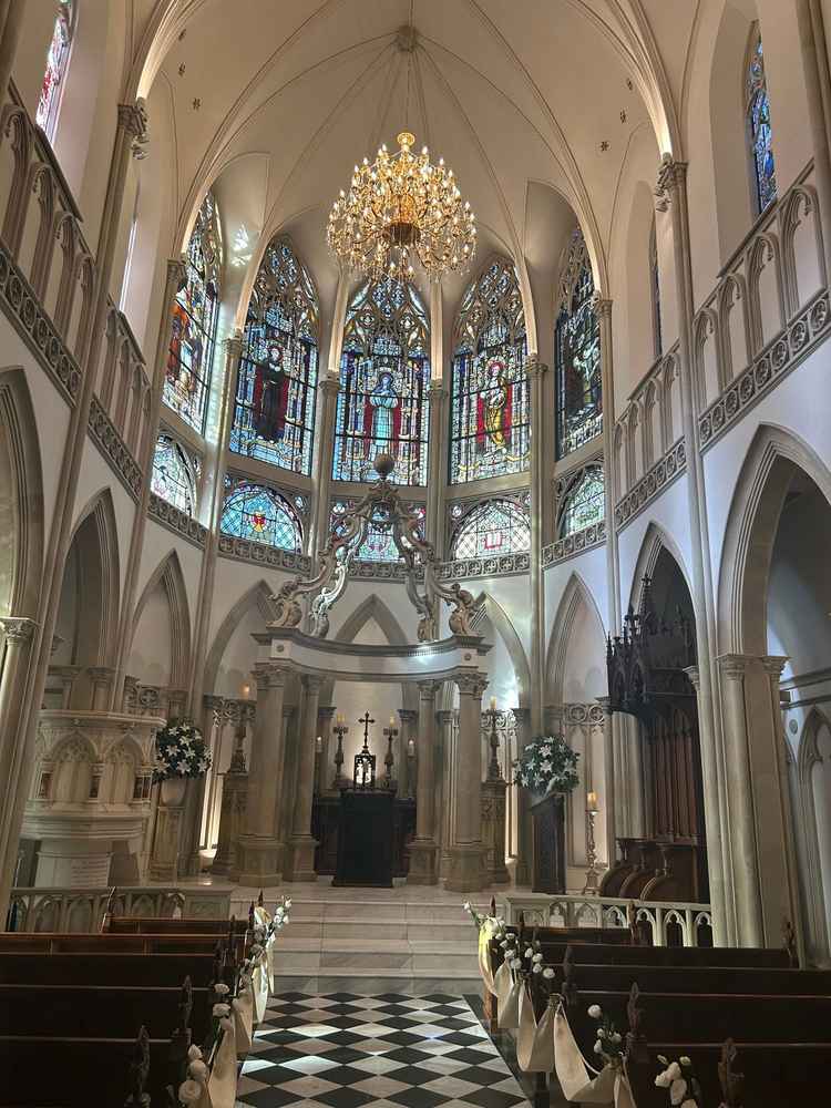 天井が高く、装飾も一つ一つがこだわりがあって、素敵なチャペル。