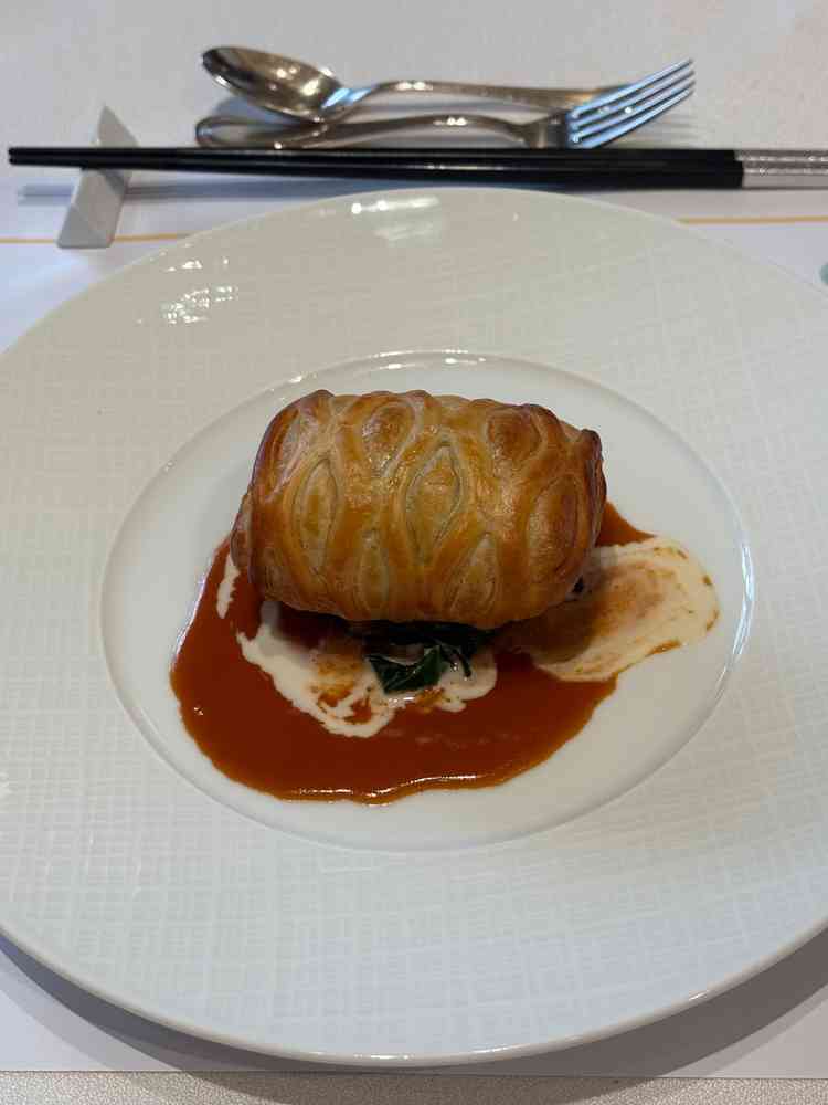 お魚をパイで包む料理が個人的には非常に美味しく感じた。