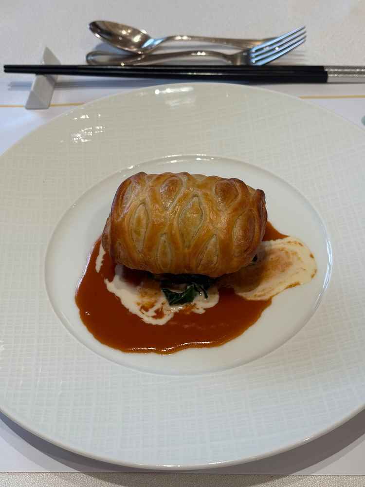 お魚をパイで包む料理が個人的には非常に美味しく感じた。