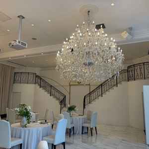 披露宴会場のシャンデリアがすごく大きかったです。天井が少し低く感じるかも。