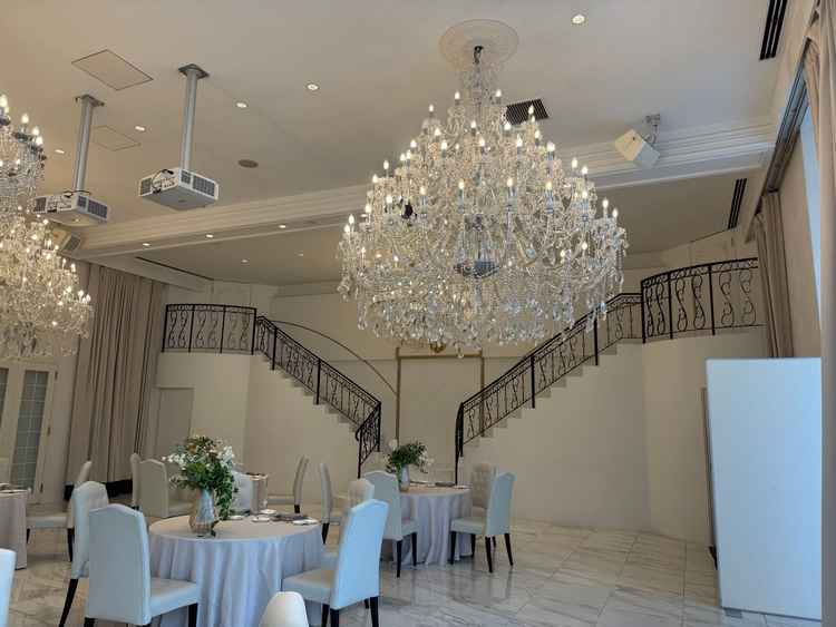 披露宴会場のシャンデリアがすごく大きかったです。天井が少し低く感じるかも。