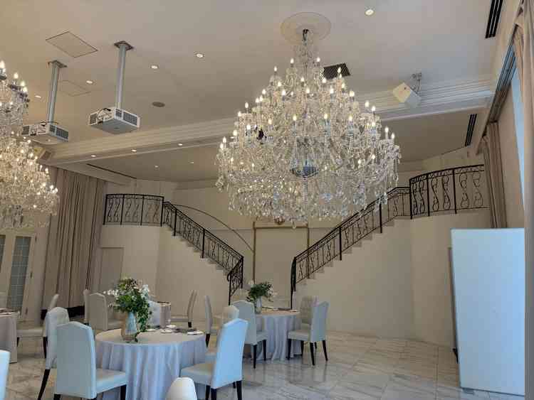 披露宴会場のシャンデリアがすごく大きかったです。天井が少し低く感じるかも。