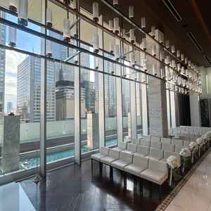 正面に水が流れており、横に大きな窓ガラス、神秘的なチャペルです。