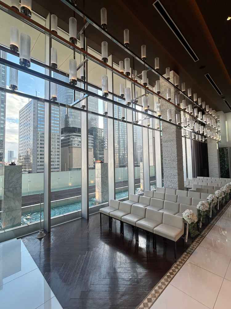 正面に水が流れており、横に大きな窓ガラス、神秘的なチャペルです。