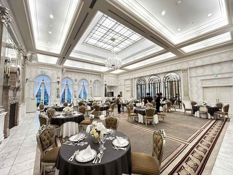 白基調の明るい披露宴会場