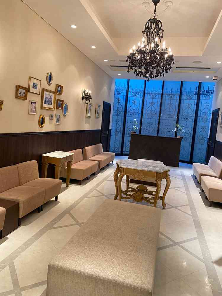 待合室、プロジェクターあり