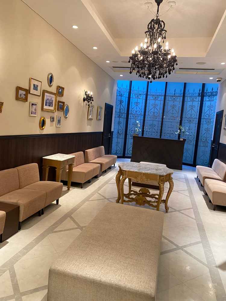 待合室、プロジェクターあり