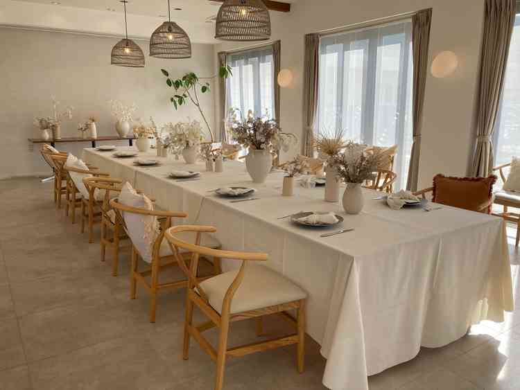 少人数の披露宴会場、自然光が入っていて素敵でした！