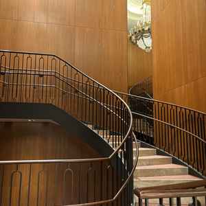 シャンデリアと螺旋階段