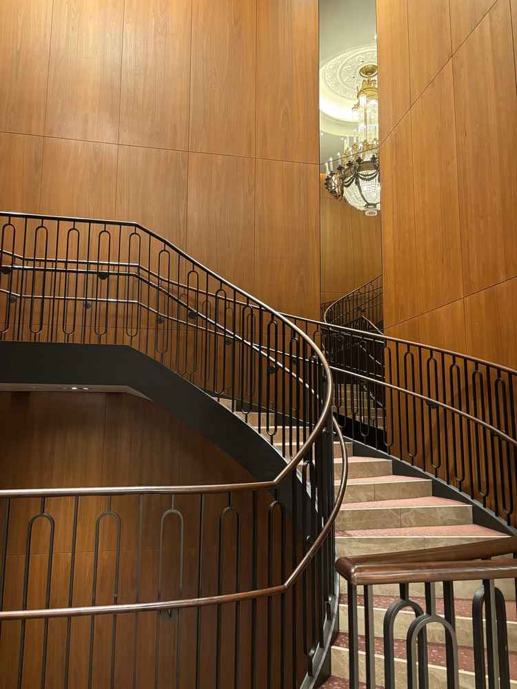 シャンデリアと螺旋階段