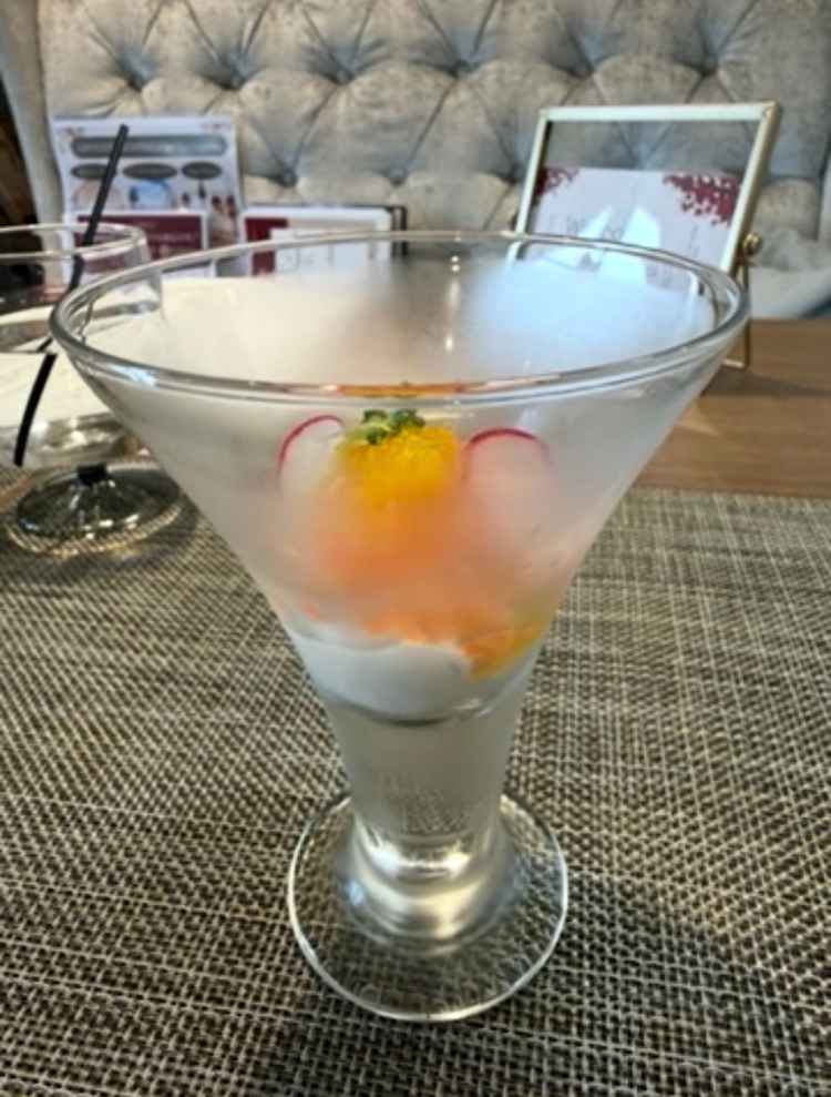 こちらは前菜のサーモンです。一番下にある緑茶のクッキー？とクリームが程よいアクセントでした。