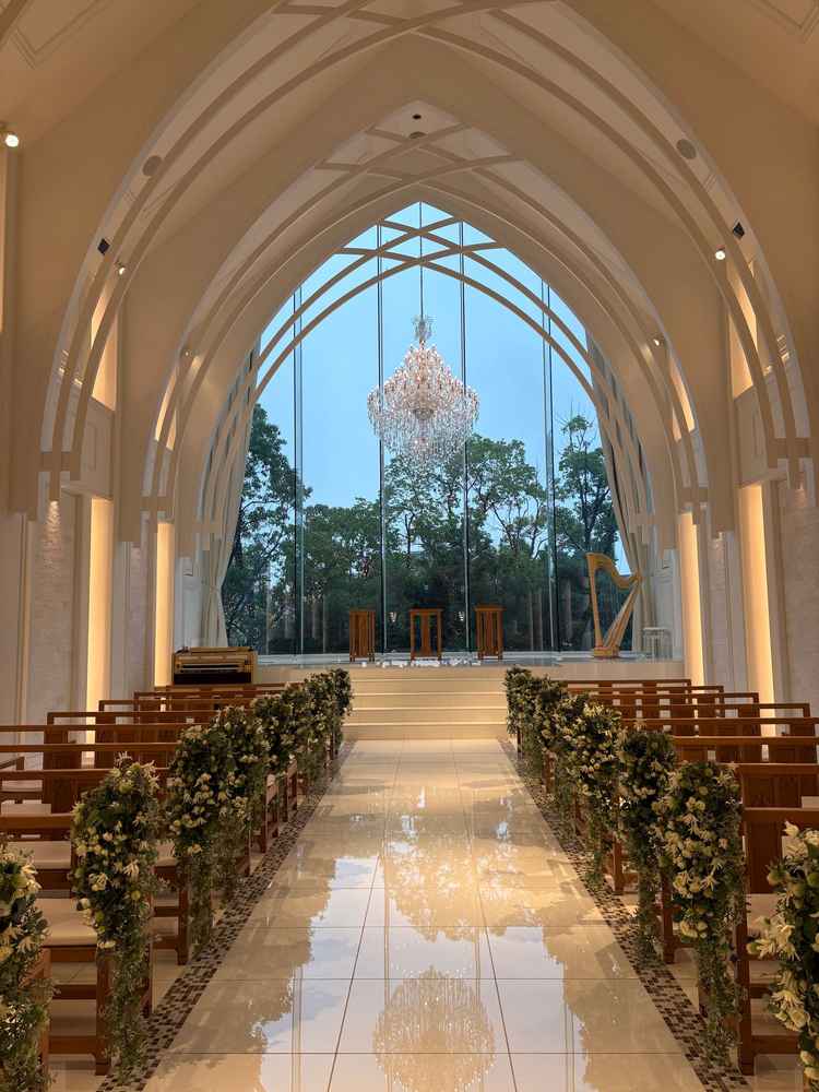 開放感のあるチャペル。あいにくの雨でしたが、照明と煌びやかな内装のおかげか、暗く感じない会場でした。