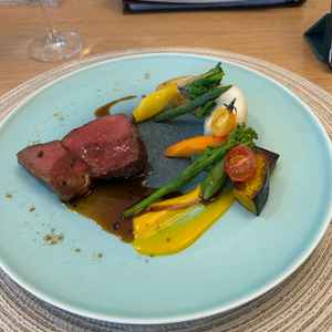 メインのお肉料理を食べてとてもおいしかった。