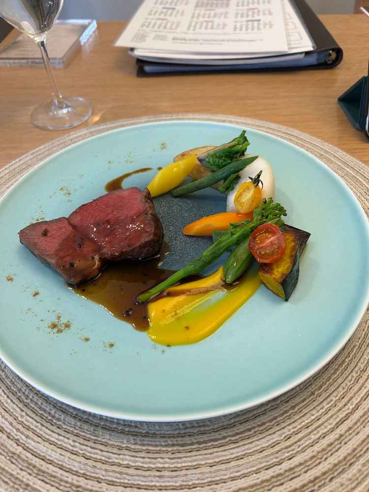 メインのお肉料理を食べてとてもおいしかった。