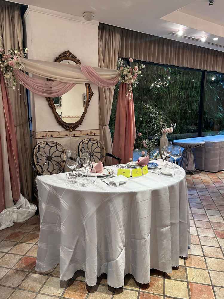 B1階披露宴会場の新郎新婦席。卓にすることもソファを置くことも可能とのことでした。