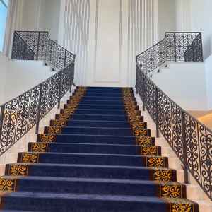 演出用の階段。挙式後にフラワーシャワーを行ったり、集合写真を撮れる。