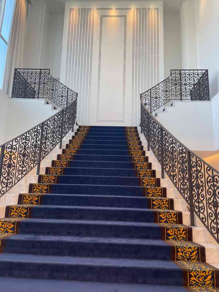 演出用の階段。挙式後にフラワーシャワーを行ったり、集合写真を撮れる。