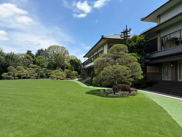 中庭。1000坪の広さがあり、披露宴前にゲストと写真を撮れる場所。