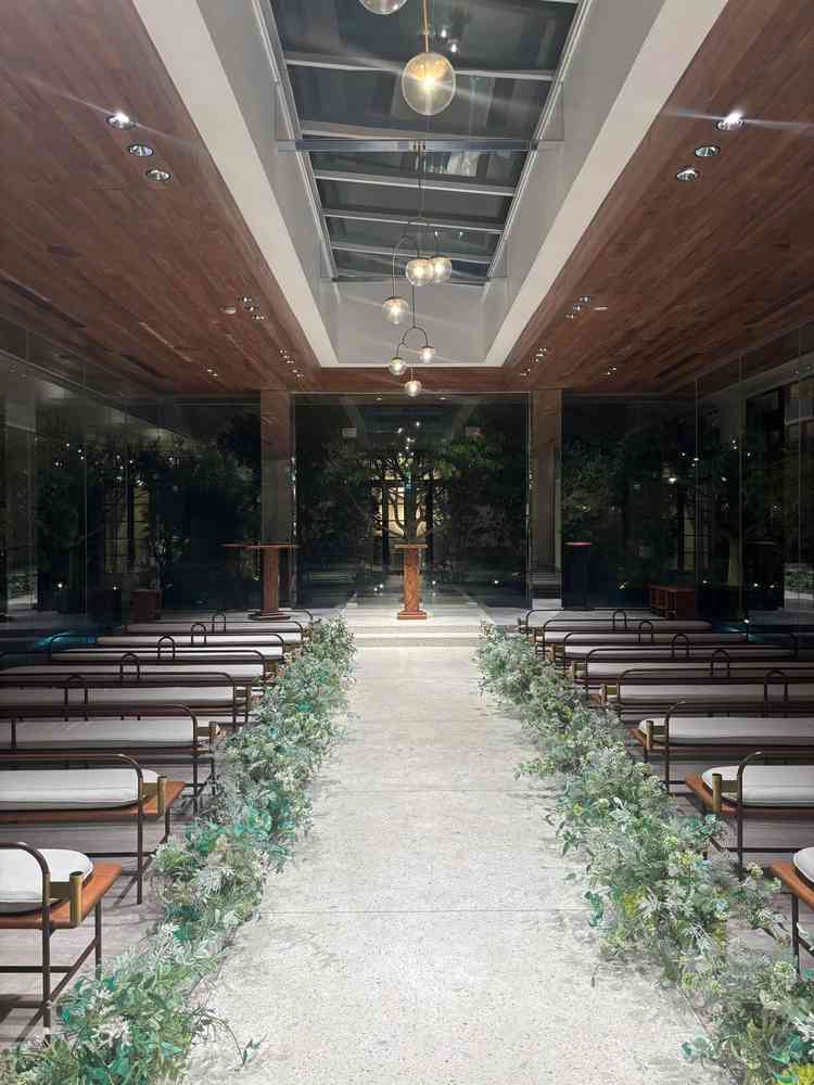 チャペルの全体的な感じです。ほぼ全面がガラスなので昼は自然光も綺麗に差し、逆光もない写真を撮れます