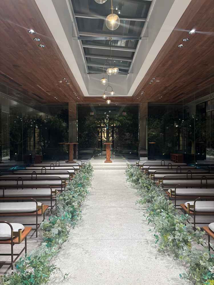 チャペルの全体的な感じです。ほぼ全面がガラスなので昼は自然光も綺麗に差し、逆光もない写真を撮れます