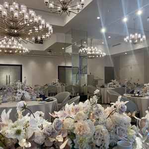 明るく華やかな印象の披露宴会場。階段入場ができる。バーカウンターがあり、大人可愛い感じ。