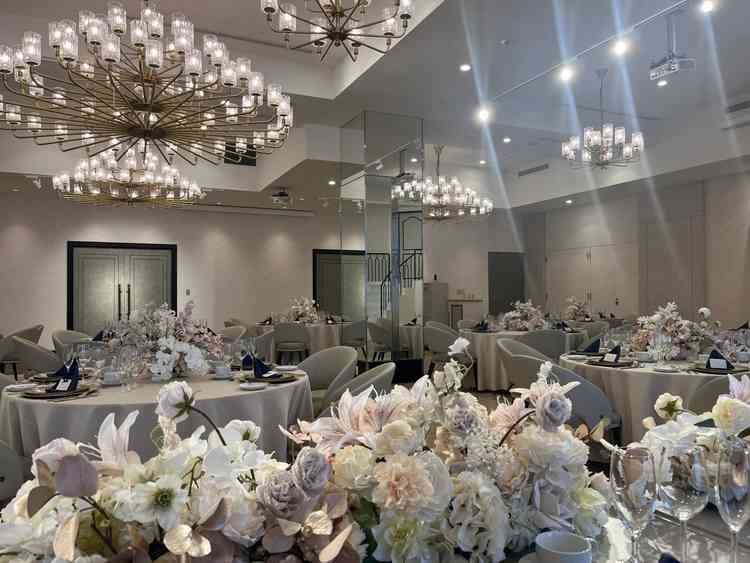 明るく華やかな印象の披露宴会場。階段入場ができる。バーカウンターがあり、大人可愛い感じ。