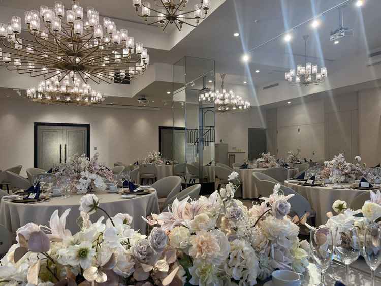 明るく華やかな印象の披露宴会場。階段入場ができる。バーカウンターがあり、大人可愛い感じ。